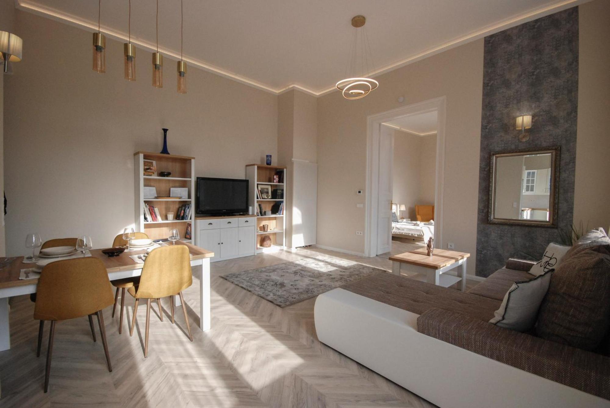 Opera Luxury Resident Apartment *