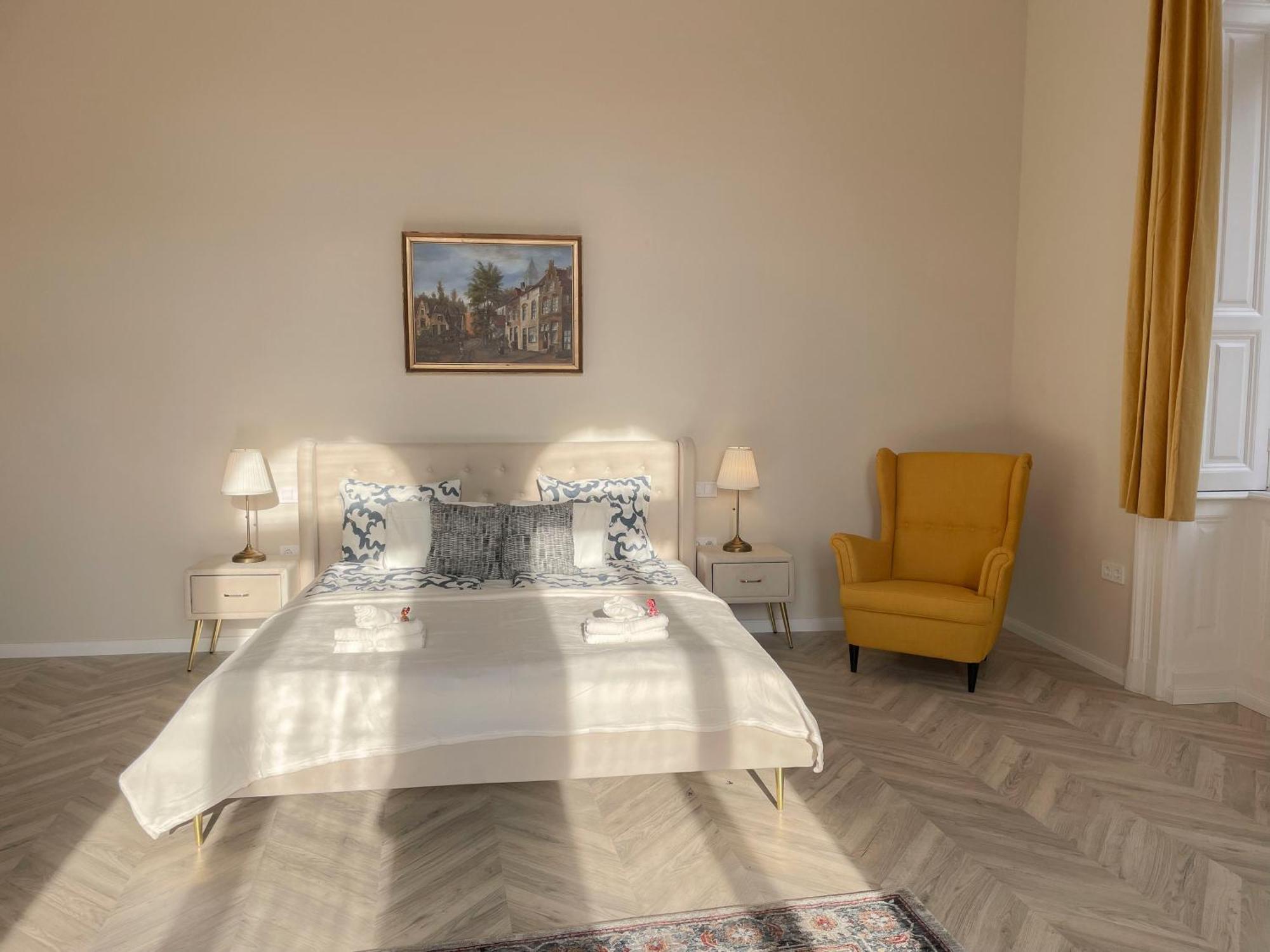 Opera Luxury Resident Apartment *